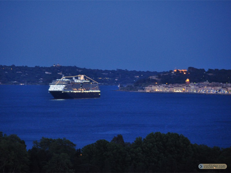 Blick auf St. Tropez bei Nacht